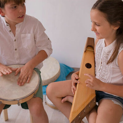 Niños tocando instrumentos en una escuela de música