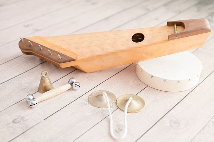 Instrumentos hechos de madera para niños
