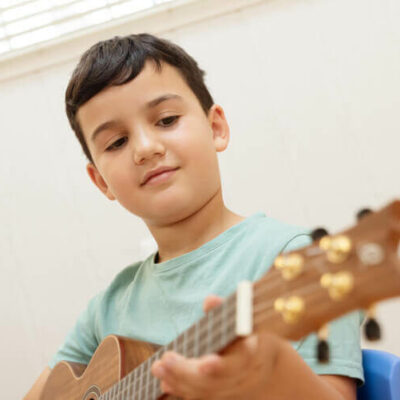 niño tocando la guitarra en un taller de música de Gorgoritos
