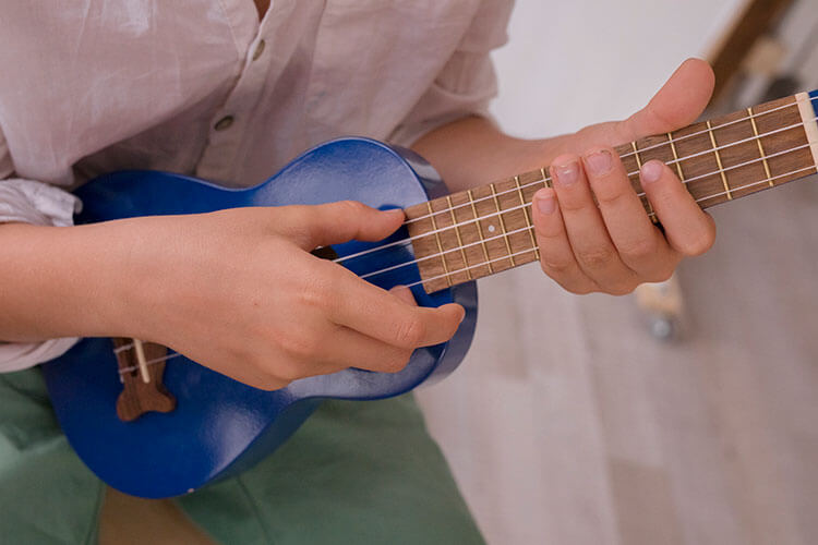 Niño tocando un ukelele
