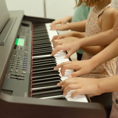 Niños tocando el piano