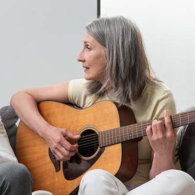 Mujer tocando en una clase de música para adultos